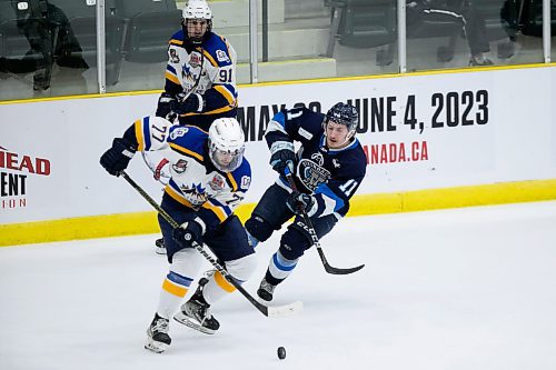 BROOK JONES / WINNIPEG FREE PRESS
The Steinbach Pistons face the Collingwood Blues in Centennial Cup action at Stride Place in Portage la Prairie, Man., Thursday, May 11, 2023.. The 51st edition of Canada's National Junior A Championship runs May 11 to 21. Pictured: Pistons forward Davin Griffin challenges Blues forward Luke Tchor for the puck during first period action. 