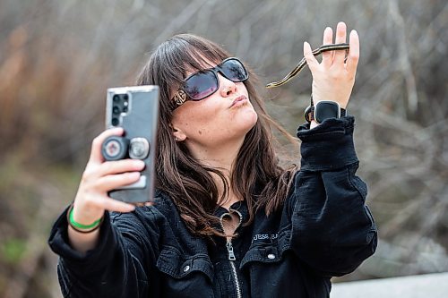 MIKAELA MACKENZIE / WINNIPEG FREE PRESS
 
Cara Lizotte holds a snake and takes a selfie at the Narcisse Snake Dens on Friday, May 12, 2023. For AV story.

Winnipeg Free Press 2023.