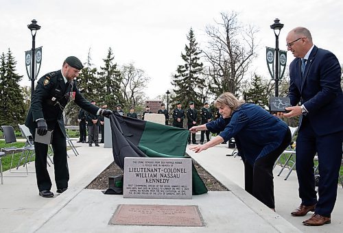 JESSICA LEE / WINNIPEG FREE PRESS

From left to right: Lieutenant Colonel Peter Sliwowski, Dru Ball, only surviving relative of William Nassau Kennedy and Mayor Scott Gillingham unveil a stone dedicated to William Nassau Kennedy May 13, 2023 at Vimy Ridge Memorial Park. William Nassau Kennedy was a former commanding officer of the Royal Winnipeg Rifles and the second mayor of Winnipeg. 

Stand up