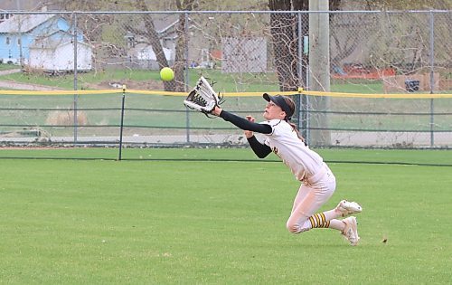 Under-15 Westman Magic right fielder Jade Campbell (4) makes an outstanding diving catch to rob a Manitoba Angels batter of a sure hit in Manitoba Premier Softball League action on Saturday afternoon at the Ashley Neufeld Softball Complex. (Perry Bergson/The Brandon Sun)