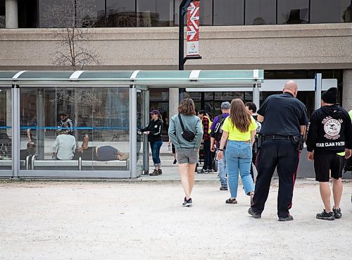 JESSICA LEE / WINNIPEG FREE PRESS

Volunteers in community patrol groups hand out supplies to people in bus shelters May 13, 2023 near True North Square. About a hundred volunteers patrolled around the downtown core, handing out water and snacks.

Reporter: Gabby Piche