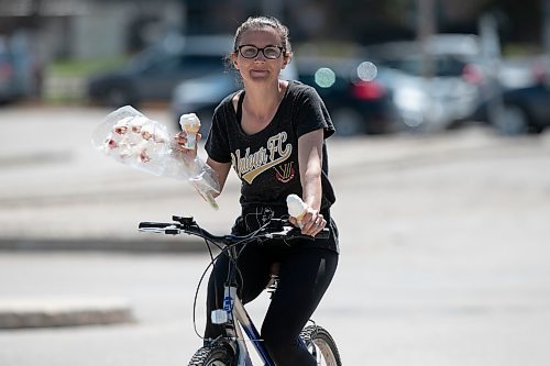 BROOK JONES / WINNIPEG FREE PRESS
Stephanie Hemlow juggles an orchid flower and two ice cream cones while out for a bike ride with her three daughters on Mother's Day in Winnipeg, Man., Sunday, May 14, 2023. 