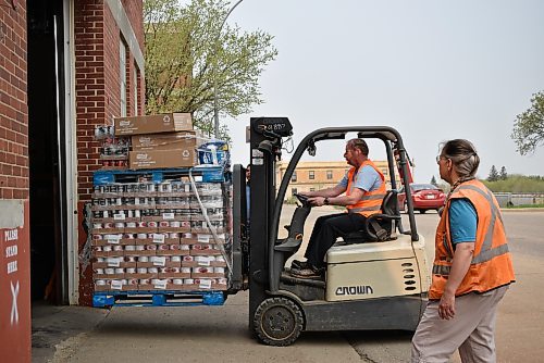 Employees at the Samaritan House Food Bank unload a shipment of donated food Tuesday morning. (Geena Mortfield/The Brandon Sun)