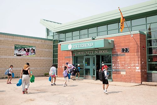 JESSICA LEE / WINNIPEG FREE PRESS

Students enter Riverbend Community School May 16, 2023.

Reporter: Carol Sanders