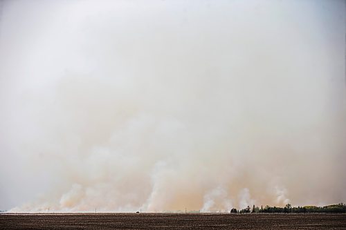 MIKAELA MACKENZIE / WINNIPEG FREE PRESS
 
Farmers burn fields near Anola on Tuesday, May 16, 2023. Standup.

Winnipeg Free Press 2023.