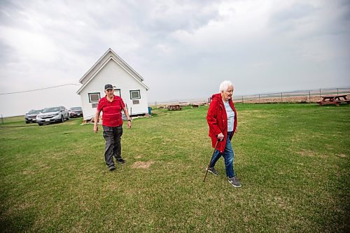 MIKAELA MACKENZIE / WINNIPEG FREE PRESS
 
Glen (left) and Joan Wheeler visit Star Mound School near Snowflake, Manitoba on Wednesday, May 17, 2023. For Al Small story.

Winnipeg Free Press 2023.