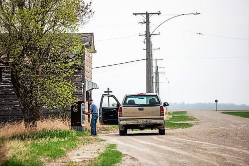 MIKAELA MACKENZIE / WINNIPEG FREE PRESS
 
Frank Goertzen picks up his mail in Snowflake, Manitoba on Wednesday, May 17, 2023. For Al Small story.

Winnipeg Free Press 2023.