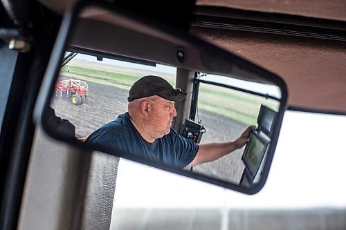 MIKAELA MACKENZIE / WINNIPEG FREE PRESS
 
Rob Harms seeds wheat in one of his fields near Snowflake, Manitoba on Wednesday, May 17, 2023. For Al Small story.

Winnipeg Free Press 2023.