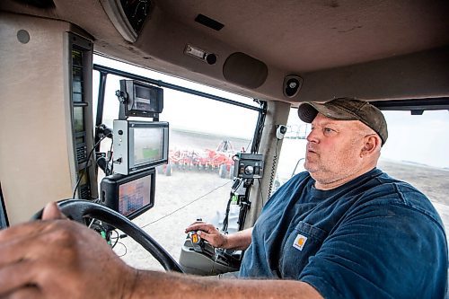 MIKAELA MACKENZIE / WINNIPEG FREE PRESS
 
Rob Harms seeds wheat in one of his fields near Snowflake, Manitoba on Wednesday, May 17, 2023. For Al Small story.

Winnipeg Free Press 2023.