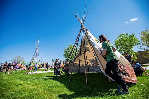 MIKAELA MACKENZIE / WINNIPEG FREE PRESS
 
Teams race to put up their tipis at the Manito Ahbee Tipi Raising Contest at the Red River Exhibition grounds on Friday, May 19, 2023. 

Winnipeg Free Press 2023.
