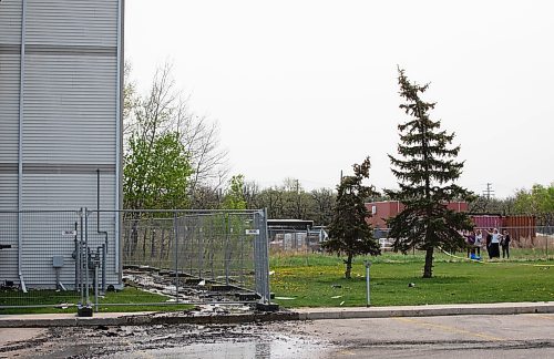JESSICA LEE / WINNIPEG FREE PRESS

Bystanders look at the damaged Quail Ridge Apartments May 20, 2023. The apartment caught on fire the day before and around 200 residents were displaced.

Reporter: Tyler Searle