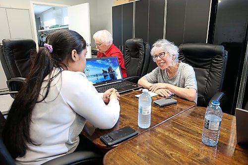 15052023
Crocus Plains Regional Secondary School student Radha Patel helps Dawn Milne learn how to navigate elements of her computer at Seniors For Seniors on Park Avenue East.
(Tim Smith/The Brandon Sun)