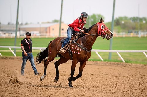Mike Sudoma/Winnipeg Free Press
Lakeisha Ross takes a full speed lap during the Lady Warrior demonstration at the Indian Horse Relay race held at the Assiniboia Downs Monday afternoon
May 22, 2023