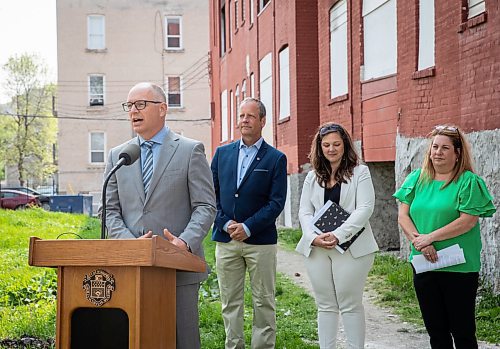 JESSICA LEE / WINNIPEG FREE PRESS
Mayor Scott Gillingham speaks at a press event May 23, 2023 to announce new proposed measures to increase enforcement on derelict or vacant properties at 485 Furby Street. Gillingham is joined by Councillor John Orlikow, Councillor Sherri Rollins and Councillor Cindy Gilroy.