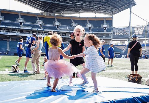 RUTH BONNEVILLE / WINNIPEG FREE PRESS 

Standup - BB princess

Coady Miller (5yrs, in black) daughter of BB #24 Mike Miller, Sierra Collaros (3yrs, pink) daughter of #8, Zach Collaros and Victoria Briggs (3yrs) daughter of #34 Jessie Briggs, dance together on a cushioned mat while waiting   for their dads  after practice at IG Field Tuesday. 


May 23rd,, 2023