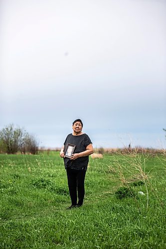 MIKAELA MACKENZIE / WINNIPEG FREE PRESS
 
 Janet Bruyere, grandmother of Fonassa Bruyere (whose body was discovered in a field northwest Winnipeg in 2007), poses for a portrait with a photo of Fonassa oustside of her home on Sagkeeng First Nation on Tuesday, May 23, 2023. For Shelley story.

Winnipeg Free Press 2023.