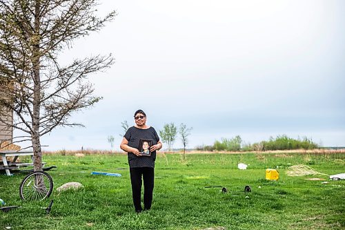 MIKAELA MACKENZIE / WINNIPEG FREE PRESS
 
 Janet Bruyere, grandmother of Fonassa Bruyere (whose body was discovered in a field northwest Winnipeg in 2007), poses for a portrait with a photo of Fonassa oustside of her home on Sagkeeng First Nation on Tuesday, May 23, 2023. For Shelley story.

Winnipeg Free Press 2023.