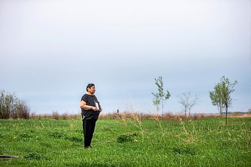 MIKAELA MACKENZIE / WINNIPEG FREE PRESS
 
 Janet Bruyere, grandmother of Fonassa Bruyere (whose body was discovered in a field northwest Winnipeg in 2007), poses for a portrait with a photo of Fonassa oustside of her home on Sagkeeng First Nation on Tuesday, May 23, 2023. For Shelley story.

Winnipeg Free Press 2023.