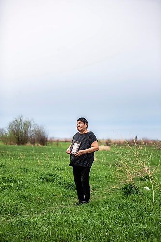 MIKAELA MACKENZIE / WINNIPEG FREE PRESS
 
 Janet Bruyere, grandmother of Fonassa Bruyere (whose body was discovered in a field northwest Winnipeg in 2007), poses for a portrait with a photo of Fonassa oustside of her home on Sagkeeng First Nation on Tuesday, May 23, 2023. For Shelley story.

Winnipeg Free Press 2023.