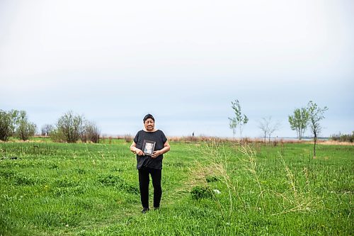 MIKAELA MACKENZIE / WINNIPEG FREE PRESS
 
 Janet Bruyere, grandmother of Fonassa Bruyere (whose body was discovered in a field northwest Winnipeg in 2007), poses for a portrait with a photo of Fonassa oustside of her home on Sagkeeng First Nation on Tuesday, May 23, 2023. For Shelley story.

Winnipeg Free Press 2023.