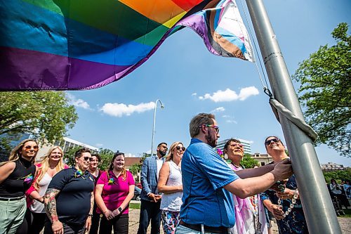 MIKAELA MACKENZIE / WINNIPEG FREE PRESS
 
Pride Winnipeg president Barry Karlenzig (left), Kookum Gayle Pruden, and premier Heather Stefanson raise the Pride flag outside of the Manitoba Legislative Building (in Memorial Park) on Friday, May 26, 2023.  For Danielle da Silva story.

Winnipeg Free Press 2023.