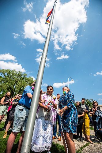 MIKAELA MACKENZIE / WINNIPEG FREE PRESS
 
Pride Winnipeg president Barry Karlenzig (left), Kookum Gayle Pruden, and premier Heather Stefanson raise the Pride flag outside of the Manitoba Legislative Building (in Memorial Park) on Friday, May 26, 2023.  For Danielle da Silva story.

Winnipeg Free Press 2023.