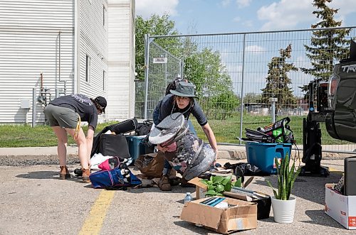JESSICA LEE / WINNIPEG FREE PRESS

Kay Penner (centre) packs up her things with her family from her Quail Ridge Apartments home May 26, 2023. On May 19, the apartment caught fire and 200 residents were displaced.

Reporter: Chris Kitching