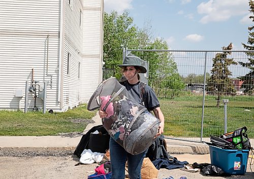 JESSICA LEE / WINNIPEG FREE PRESS

Kay Penner packs up her things with her family from her Quail Ridge Apartments home May 26, 2023. On May 19, the apartment caught fire and 200 residents were displaced.

Reporter: Chris Kitching