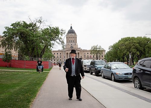 JESSICA LEE / WINNIPEG FREE PRESS

Greg Agnew, president of Heritage Winnipeg, is photographed walking down Memorial Blvd May 27, 2023.

Stand up