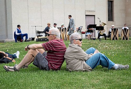 JESSICA LEE / WINNIPEG FREE PRESS

A couple are photographed near Memorial Park enjoying music from a big band May 27, 2023.

Stand up