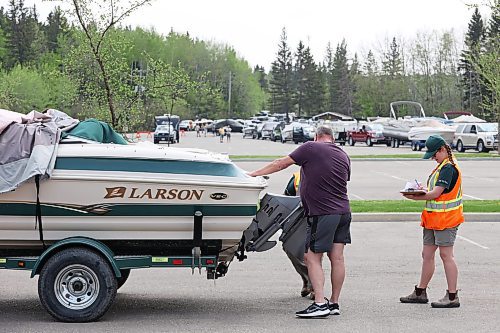 Parks Canada staff inspect and tag boats in Wasagaming last Thursday as part of new Parks Canada restrictions for boaters on Clear Lake. The new rules state boaters must pass an initial inspection before June 15 to receive a permit to use a trailered vessel in Clear Lake and cannot have used their watercraft in any other body of water this year. The restrictions are meant to prevent the spread of invasive species into the lake. (Tim Smith/The Brandon Sun)