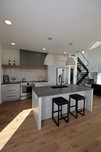 Todd Lewys / Winnipeg Free Press
The island kitchen in this Oak Bluff West home is a chef's dream with all its space, function and attractive finishes.