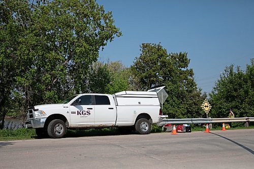 JESSICA LEE / WINNIPEG FREE PRESS

Workers in Point Douglas are photographed May 25, 2023 testing the river for benzines.

Reporter: Julia-Simone Rutgers