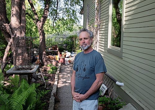 JESSICA LEE / WINNIPEG FREE PRESS

Howard Warren is photographed May 25, 2023 at his Point Douglas home.

Reporter: Julia-Simone Rutgers