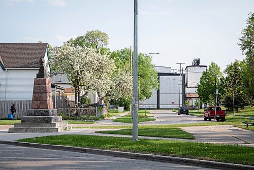 JESSICA LEE / WINNIPEG FREE PRESS

A factory, photographed May 31, 2023 can be seen in the background in Point Douglas.

Reporter: Julia-Simone Rutgers