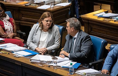 JESSICA LEE / WINNIPEG FREE PRESS

Minister of Finance Cliff Cullen (right) is photographed speaking with Premier Heather Stefanson during question period May 31, 2023 at the Legislature.

Reporter: Carol Sanders