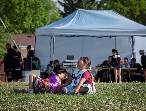 JESSICA LEE / WINNIPEG FREE PRESS

Children watch a drone June 1, 2023 during Seven Oaks School Division&#x2019;s Grad pow wow. Thousands attended and danced.

Stand up