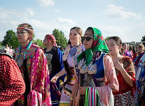 JESSICA LEE / WINNIPEG FREE PRESS

Students are photographed June 1, 2023 during Seven Oaks School Division&#x2019;s Grad pow wow. Thousands attended and danced.

Stand up