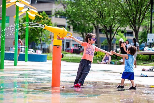 MIKAELA MACKENZIE / WINNIPEG FREE PRESS

Lake Fox (left, four) and his brother Luxton (one) Komaransky cool off at the splash pad in Central Park on Friday, June 2, 2023. Environment Canada has put out a weather warning for the extreme heat coming this weekend. For Tessa Adamski story.
Winnipeg Free Press 2023