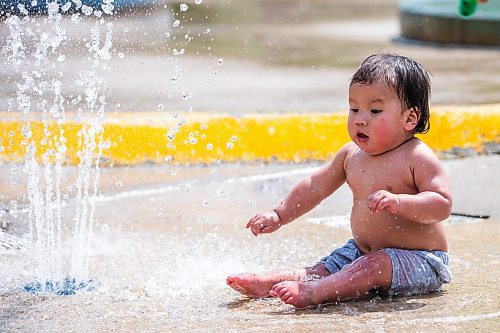 MIKAELA MACKENZIE / WINNIPEG FREE PRESS

Damian Richards, one, cools off at the splash pad in Central Park on Friday, June 2, 2023. Environment Canada has put out a weather warning for the extreme heat coming this weekend. For Tessa Adamski story.
Winnipeg Free Press 2023