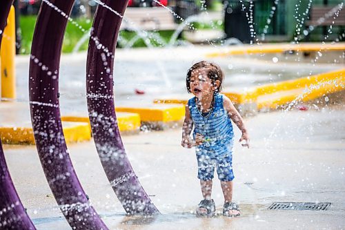 MIKAELA MACKENZIE / WINNIPEG FREE PRESS

Luxton Komaransky (one) takes a drink from a water feature at the splash pad in Central Park on Friday, June 2, 2023. Environment Canada has put out a weather warning for the extreme heat coming this weekend. For Tessa Adamski story.
Winnipeg Free Press 2023