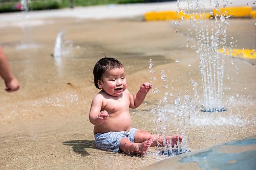 MIKAELA MACKENZIE / WINNIPEG FREE PRESS

Damian Richards, one, cools off at the splash pad in Central Park on Friday, June 2, 2023. Environment Canada has put out a weather warning for the extreme heat coming this weekend. For Tessa Adamski story.
Winnipeg Free Press 2023