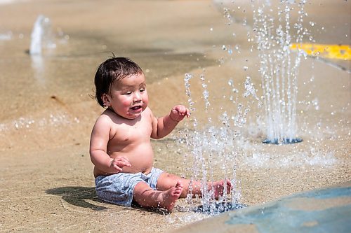 MIKAELA MACKENZIE / WINNIPEG FREE PRESS

Damian Richards, one, cools off at the splash pad in Central Park on Friday, June 2, 2023. Environment Canada has put out a weather warning for the extreme heat coming this weekend. For Tessa Adamski story.
Winnipeg Free Press 2023