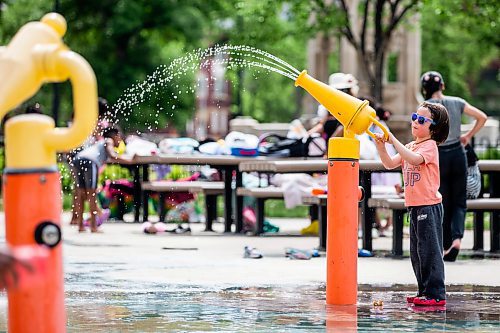 MIKAELA MACKENZIE / WINNIPEG FREE PRESS

Lake Fox Komaransky (four) cools off at the splash pad in Central Park on Friday, June 2, 2023. Environment Canada has put out a weather warning for the extreme heat coming this weekend. For Tessa Adamski story.
Winnipeg Free Press 2023