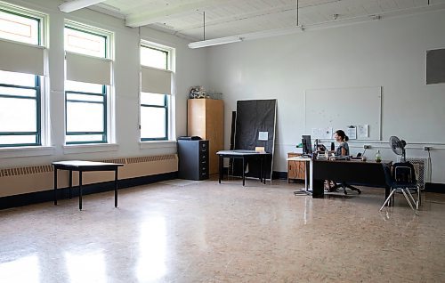 JESSICA LEE / WINNIPEG FREE PRESS

Winnipeg School Division&#x2019;s Virtual School teacher Mariana Raikh, who teaches English grades 9-12, is photographed June 2, 2023 at the Adolescent Parent Centre.

Reporter: Maggie Macintosh