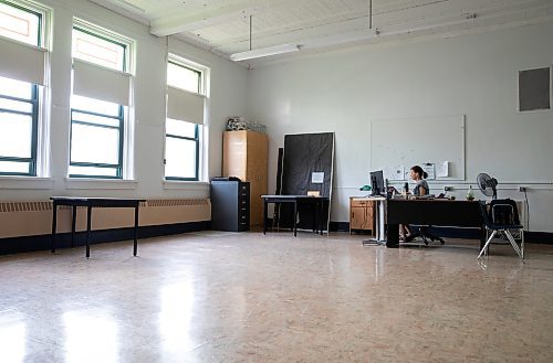 JESSICA LEE / WINNIPEG FREE PRESS

Winnipeg School Division&#x2019;s Virtual School teacher Mariana Raikh, who teaches English grades 9-12, is photographed June 2, 2023 at the Adolescent Parent Centre.

Reporter: Maggie Macintosh