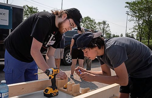 JESSICA LEE / WINNIPEG FREE PRESS

Student Boston Zeglen (right), grade 9, and volunteer Kieran Emerson measure out parts for a bed. Several dozen students, teachers and community members at Shaftesbury High School gathered June 3, 2023 to build beds to end child bedlessness in Winnipeg.

Stand up