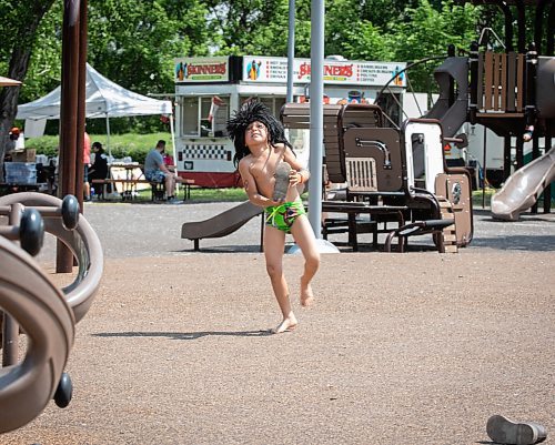 JESSICA LEE / WINNIPEG FREE PRESS

Phoenix Nepinak-Meeches, 6, kicks off his shoes before running into the splash pads at The Forks June 3, 2023. Temperatures reached 31C.

Reporter: Malak Abas