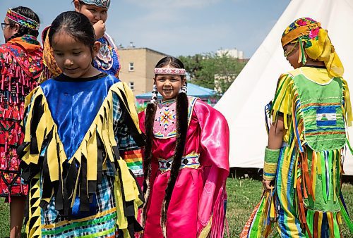 JESSICA LEE / WINNIPEG FREE PRESS

From left to right: Jordan, Peyton (in orange), Aubree and  Lorenzo gather during the grand entrance of a pow wow celebrating the five year anniversary of West Broadway Bear Clan at West Broadway Neighbourhood Centre June 3, 2023.

Reporter: Malak Abas
