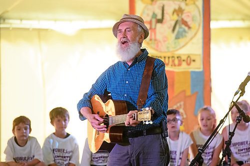 MIKE SUDOMA / WINNIPEG FREE PRESS

Winnipeg Icon Fred Penner performs &#x201c;Childrens Garden&#x201d; with the help of the Kids Fest Childrens Choir Wednesday evening at The Forks. June 6, 2018.